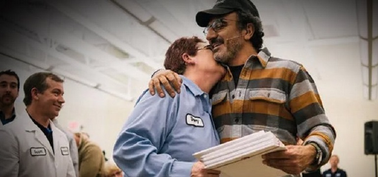 Pengusaha Muslim di Amerika Membagikan Saham, 2.000 Karyawan Menjadi Kaya Mendadak