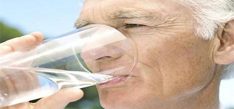 Perhatian untuk Para Lansia Harus Cukup Minum