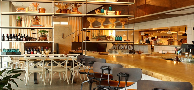 Tempat Pangkas Rambut dan Mixology Pertama di Austin