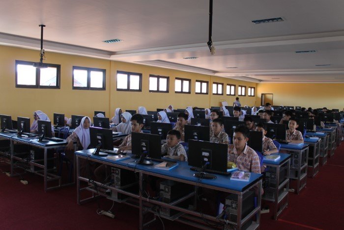 Pentingnya Pendidikan Karakter di Era Digital: Perspektif Pesantren Modern Al Masoem